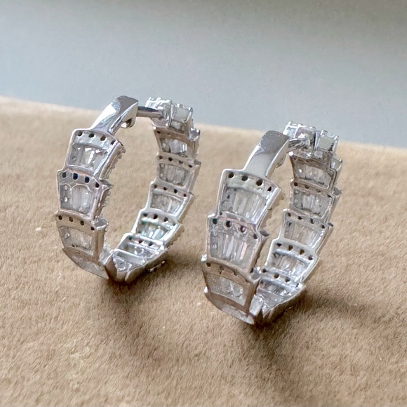 In & Out Hoop Earrings 18k Natural Diamond - Picture 4 of 6